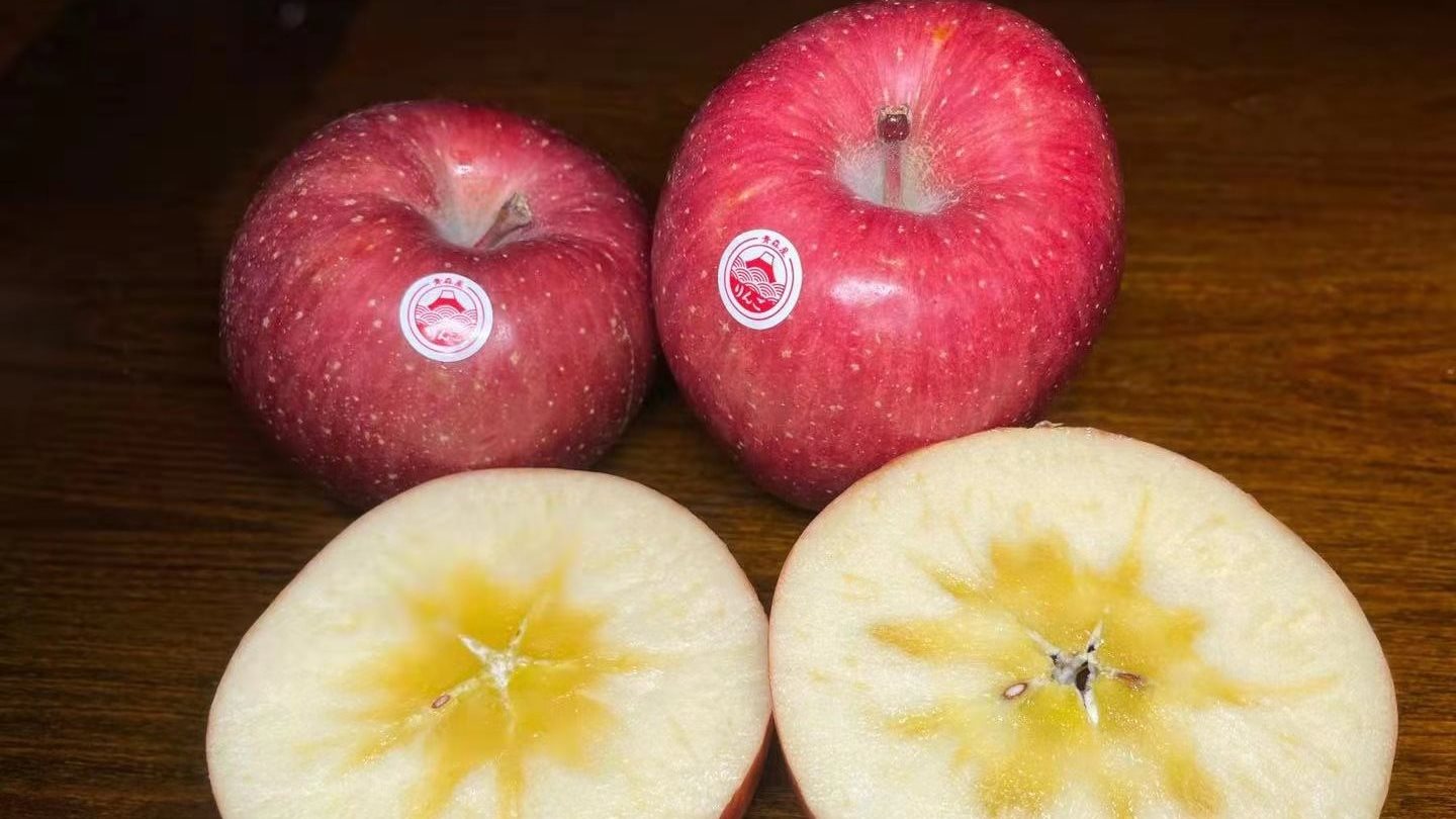 Japanese Sun Fuji Apples Selling for 60 Yuan Apiece in China Produce